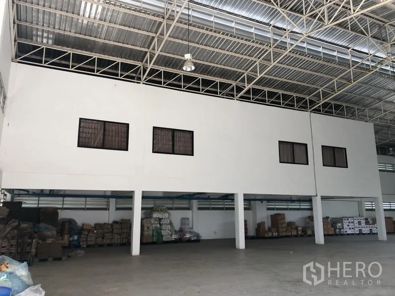 工厂 出租或出售在Lat Lum Kaeo, Pathum Thani - 仓库内的夹层办公室，挑高空间与通风窗。