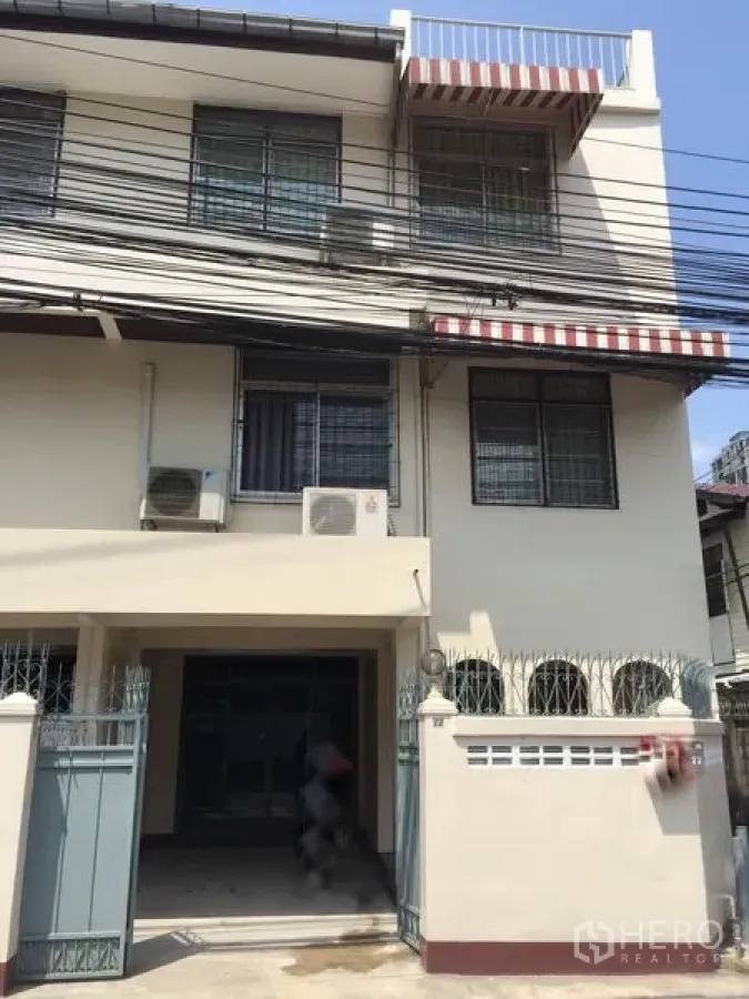 ทาวน์เฮาส์ ให้เช่าในKhlong Toei, Bangkok - ด้านหน้าทาวน์เฮ้าส์ 3 ชั้น มีกำแพงรั้วใกล้บีทีเอสเอกมัย