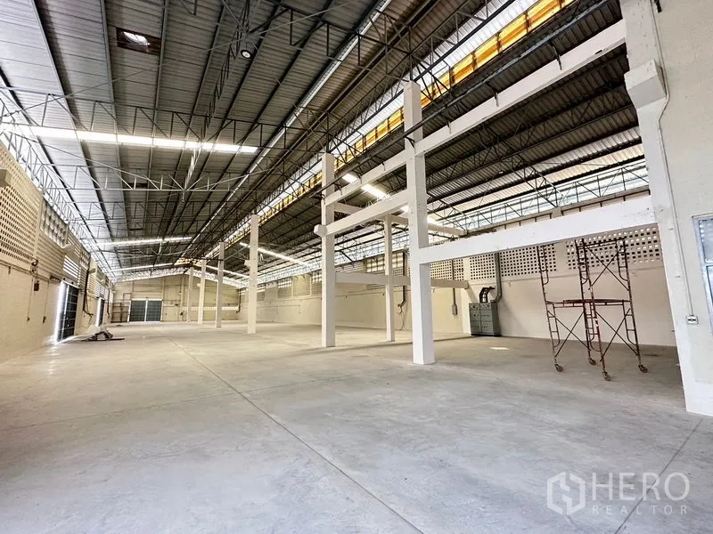 Factory for rent in Lam Luk Ka, Pathum Thani - Spacious warehouse hall with high steel truss roof, skylights and polished concrete floor.
