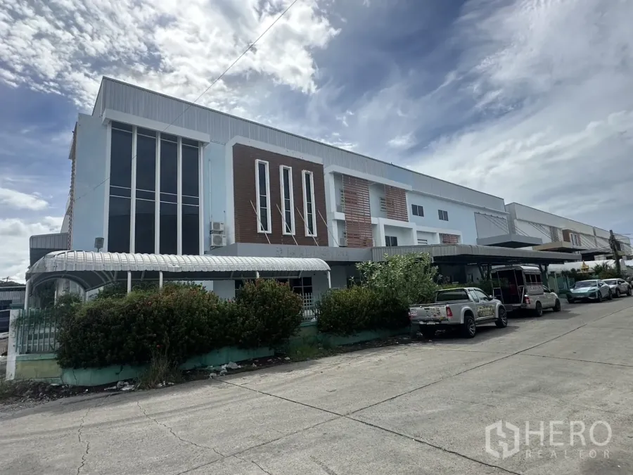 Factory for rent - Street view of licensed factory exterior in Bang Phli, Samut Prakan with parking along the frontage.