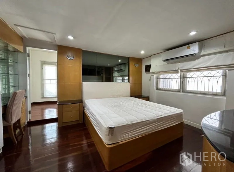 Home Office for rent in Suan Luang, Bangkok - Master bedroom with king bed, air-conditioning and mirrored wardrobe wall.