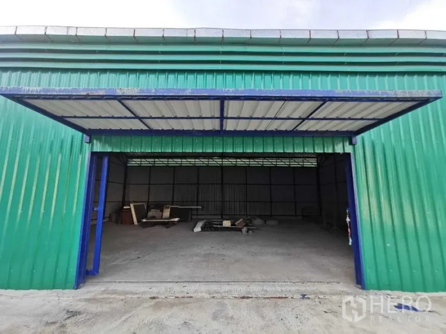 货栈 出租在Bang Na, Bangkok - 仓库入口蓝色推拉门开启，带遮雨棚