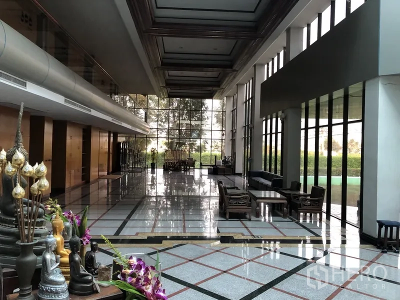 โรงงาน ให้เช่าในBang Bua Thong, Nonthaburi - โถงต้อนรับใหญ่ กระจกเต็มความสูง มีมุมรับแขกและพื้นเงางาม มองเห็นสวน