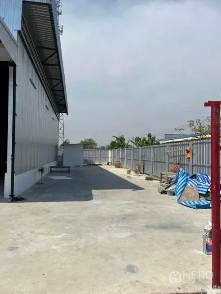คลังสินค้า ให้เช่าในNonthaburi - ทางวิ่งคอนกรีตข้างโกดังผนังเมทัลชีท พร้อมรั้วรอบและลานขนถ่ายสินค้า ไทรน้อย นนทบุรี