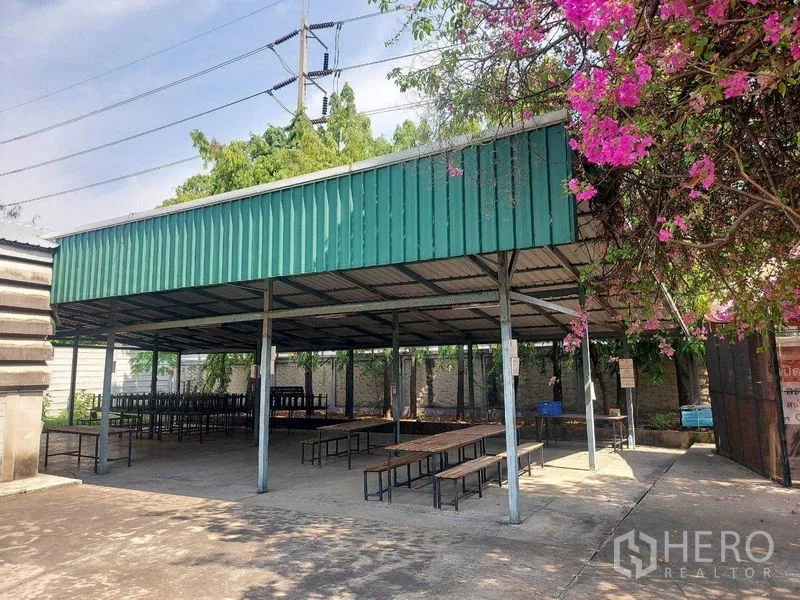 货栈 出租在Min Buri, Bangkok - 金属屋顶的室外棚区，配长凳，可作员工餐厅或休息区
