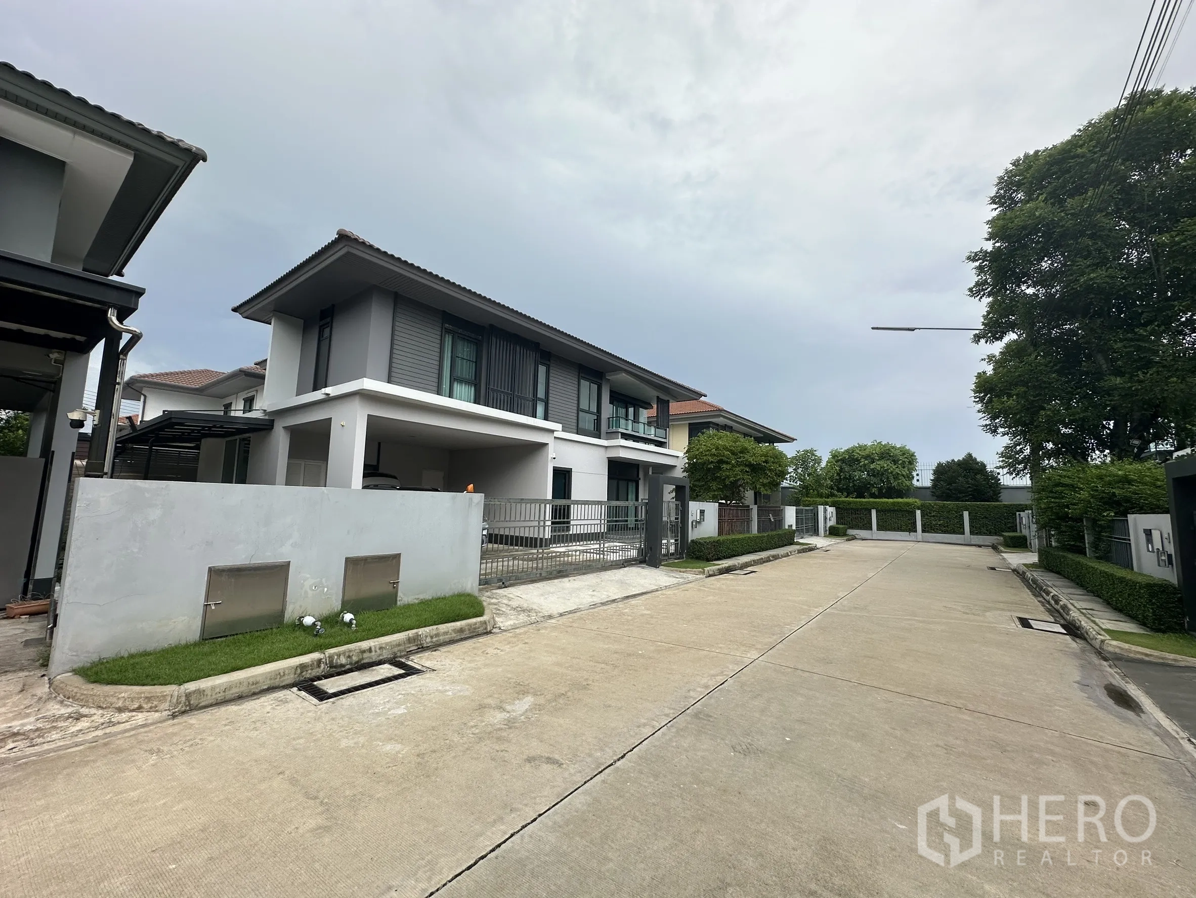 Detached House for rent in Lam Luk Ka, Pathum Thani - Quiet gated street with the house on a corner plot.