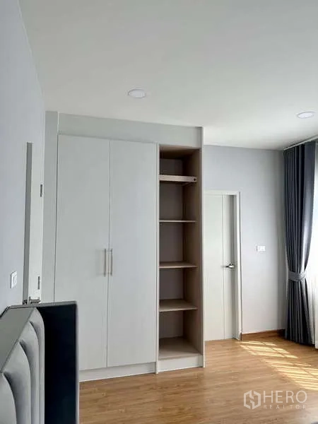 Detached House for rent in Bang Phli, Samut Prakan - Built-in wardrobe with open shelving in a neutral toned bedroom.