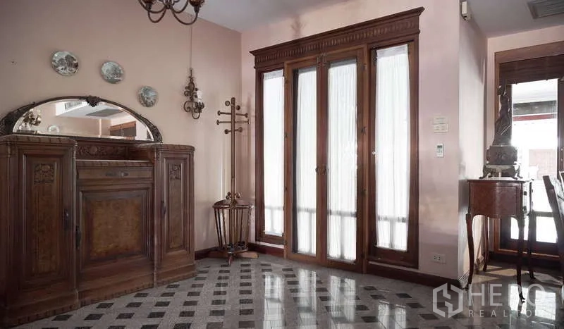 Townhouse for rent in Khlong Toei, Bangkok - Foyer with tall wooden doors and ornate sideboard