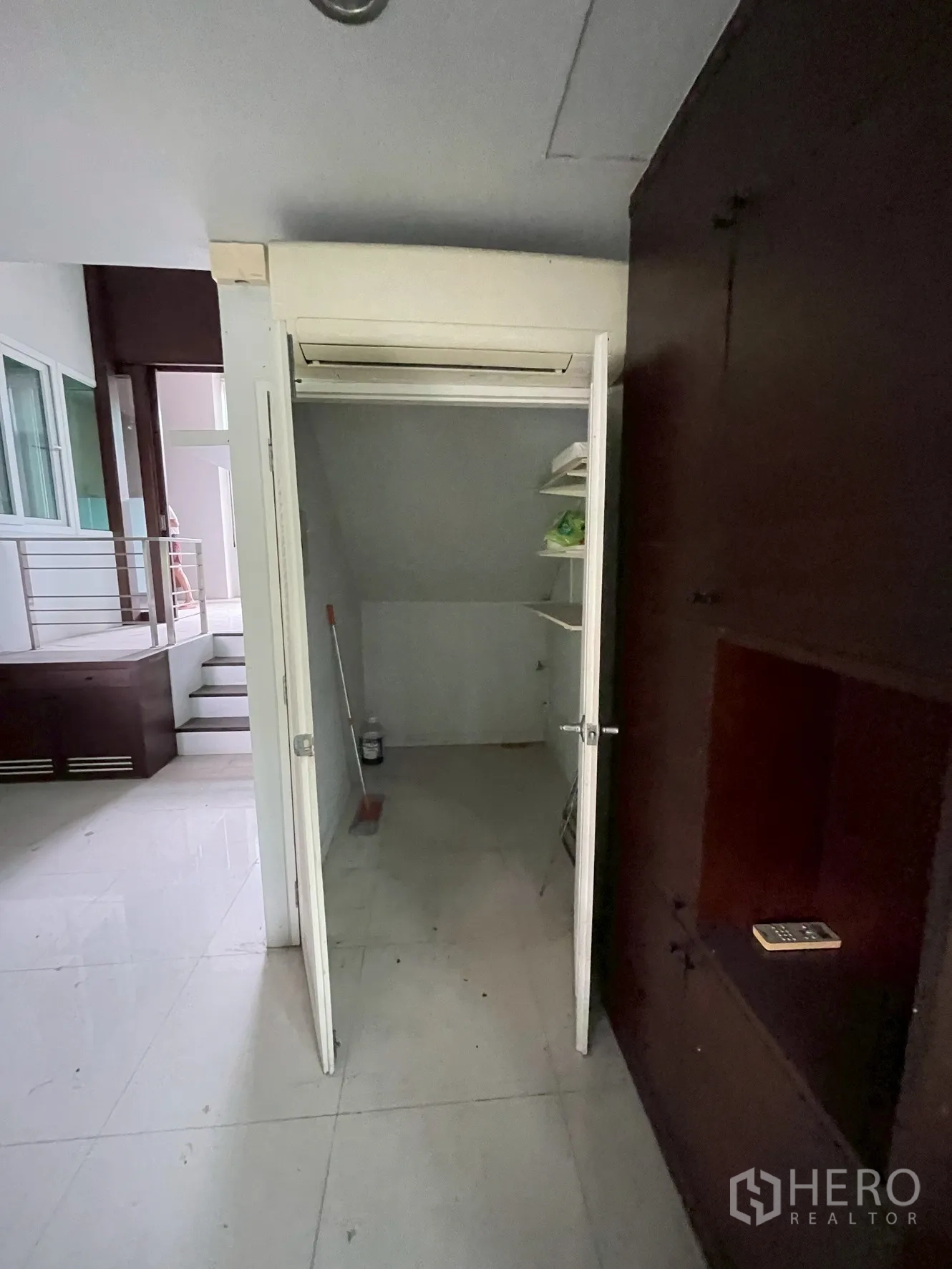 Home Office for rent in Wang Thonglang, Bangkok - Under-stair storage room with double doors and shelving.