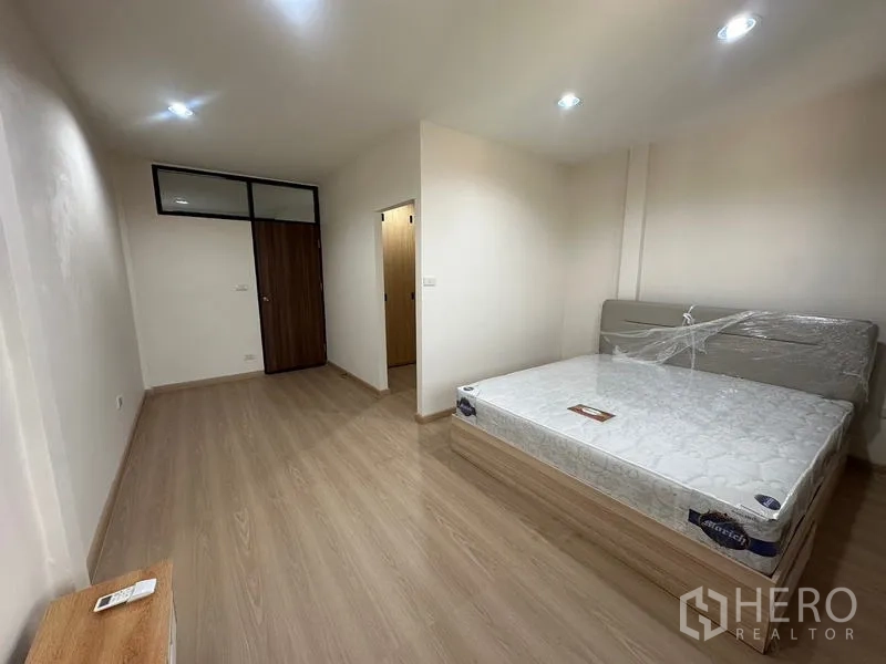 Townhouse for rent or sale in Phra Khanong, Bangkok - Master bedroom opening to a dressing area or walk-in closet.