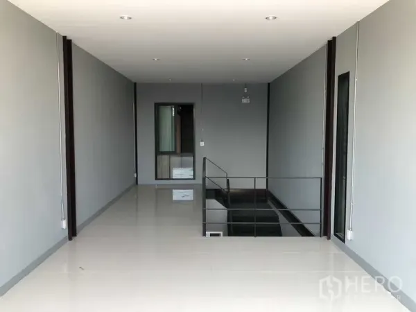 Warehouse for rent in Bang Phli, Samut Prakan - Open-plan second-floor office with glossy tile floor and stair void.