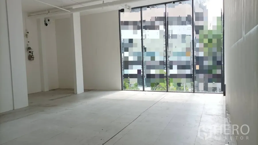 Retail Space for rent in Bangkok - Bright open-plan retail interior with white walls, high ceiling, and floor-to-ceiling glass frontage bringing in natural light.