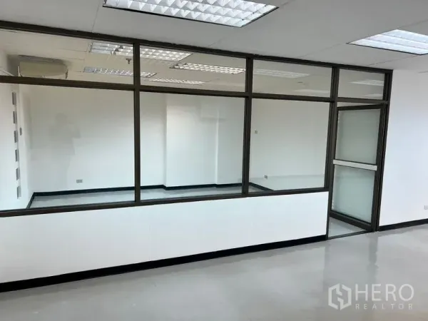 สำนักงาน ให้เช่าในPathum Wan, Bangkok - ห้องประชุมกั้นกระจกในสำนักงานสีขาว เพดานฝ้าพร้อมโคมไฟและพื้นเงา