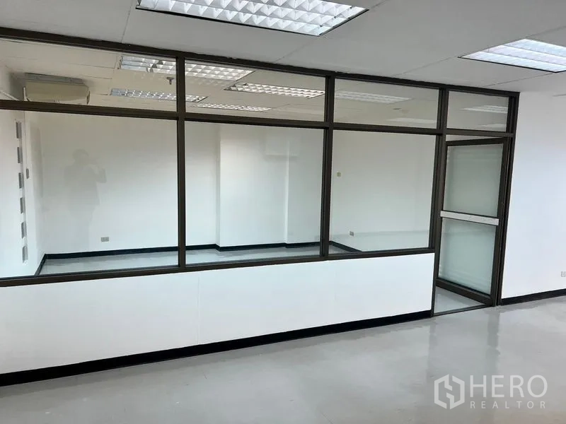 สำนักงาน ให้เช่าในPathum Wan, Bangkok - ห้องประชุมกั้นกระจกในสำนักงานสีขาว เพดานฝ้าพร้อมโคมไฟและพื้นเงา