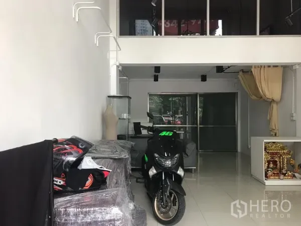 Retail Space for rent in Khlong Toei, Bangkok - Open-plan retail interior with white walls, mezzanine, sliding glass partition and showroom-style layout.