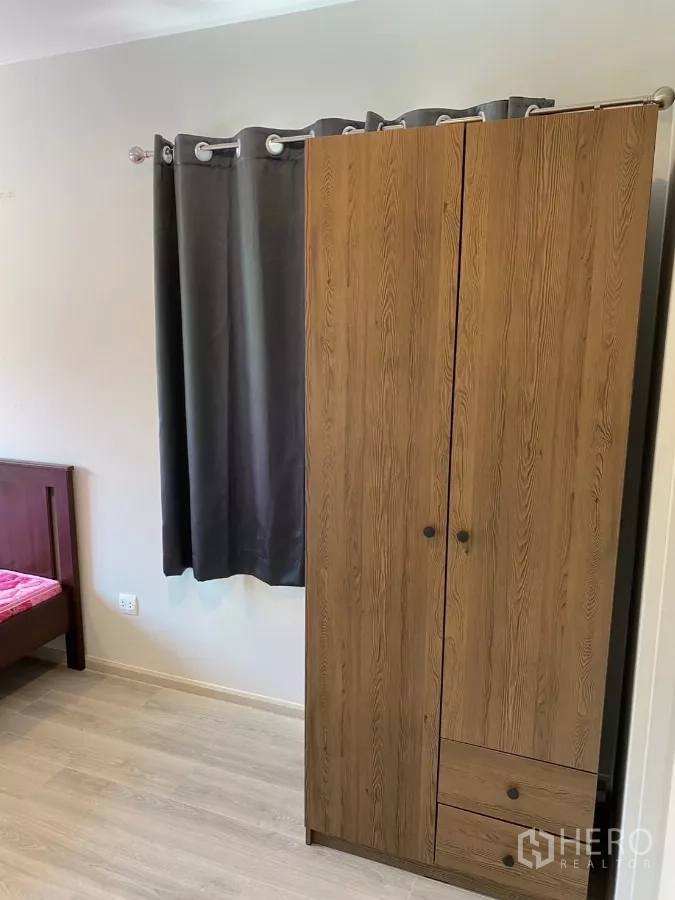 Detached House for rent in Prawet, Bangkok - Wood-grain wardrobe and blackout curtains in the guest bedroom.