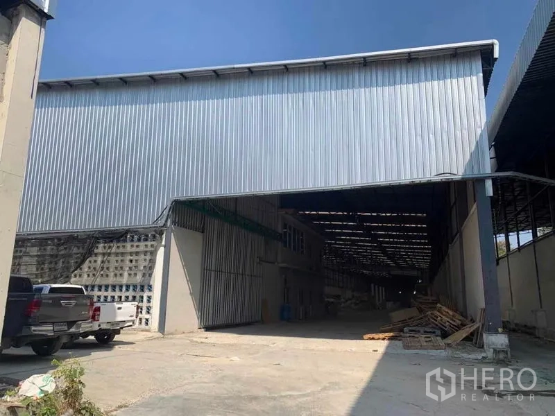Factory for rent in Nakhon Pathom - Steel-clad factory exterior with oversized sliding door and truck-friendly entry.