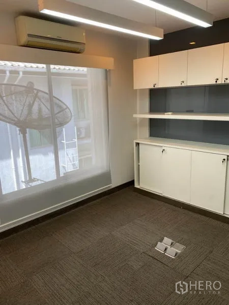 Home Office for rent in Wang Thonglang, Bangkok - Office with carpet, linear ceiling lights, built-in storage and window AC.