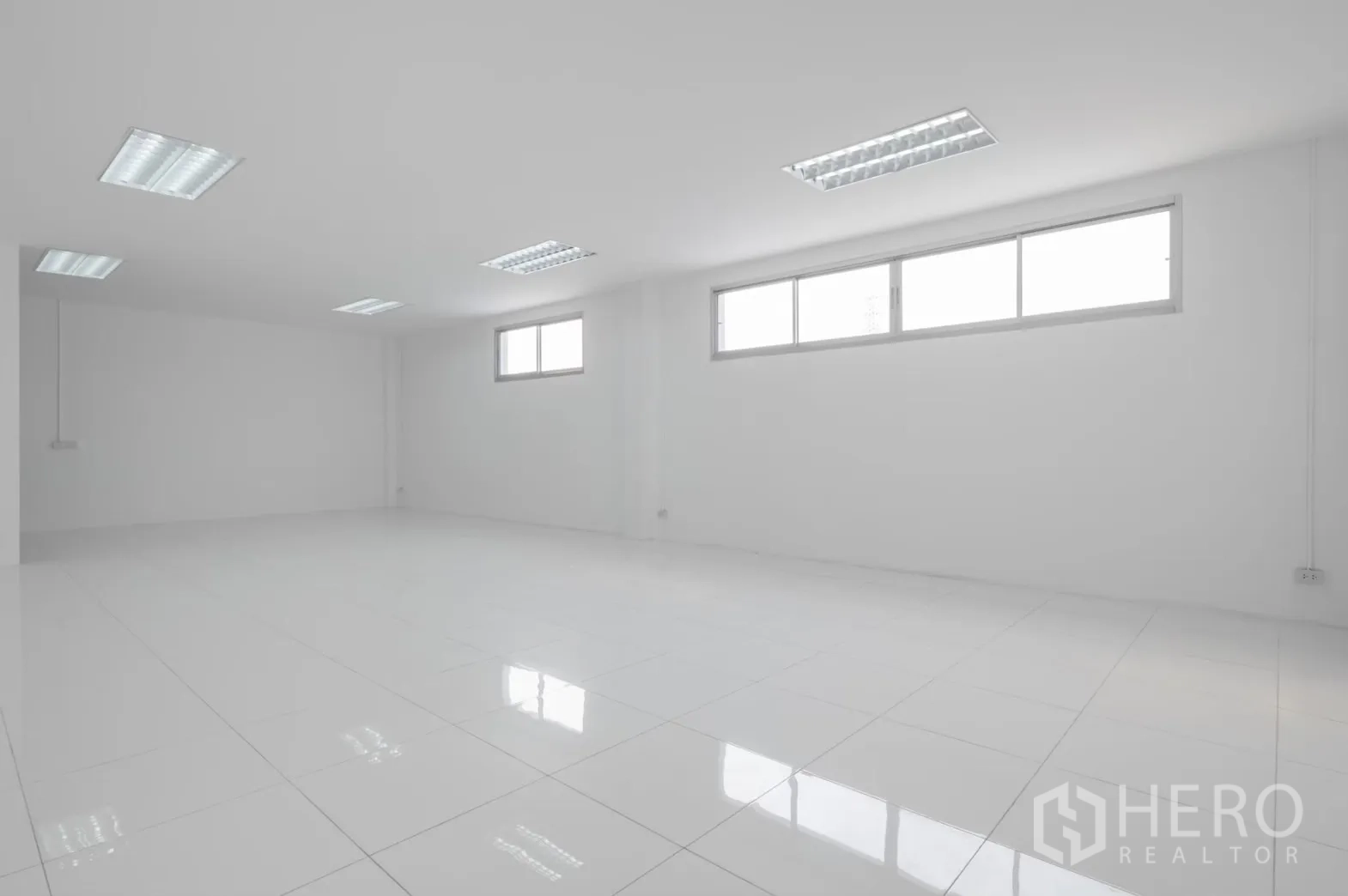 工厂 出租在Pathum Thani - 简约办公室，两扇窗，自然采光充足。