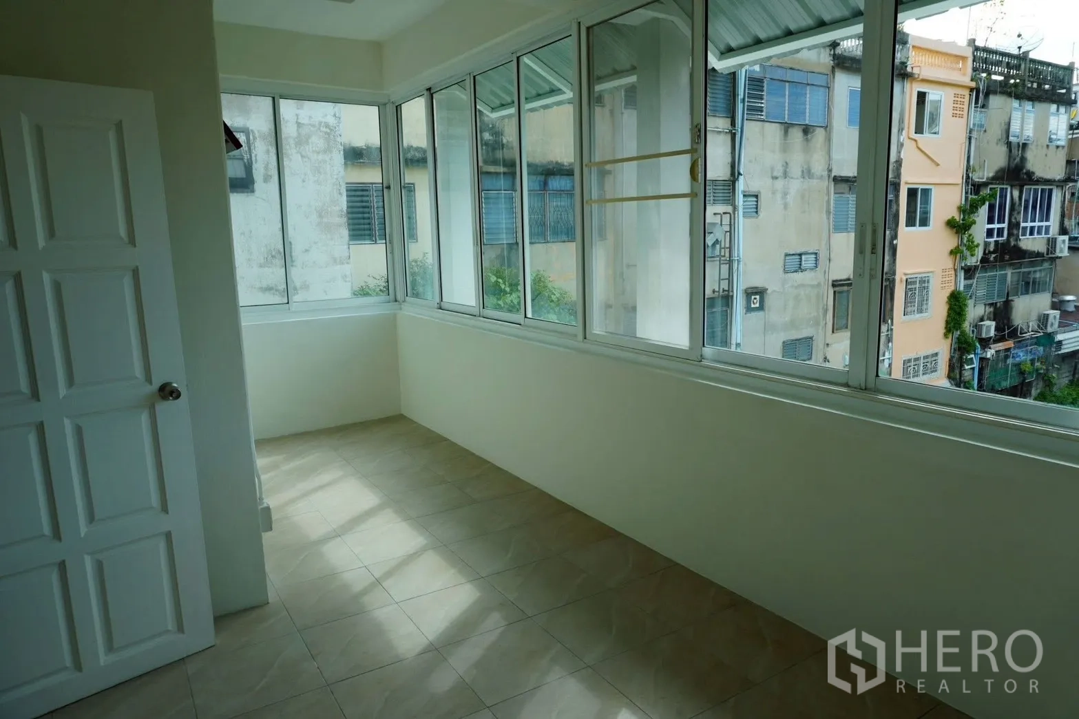 带办公室的家 for rent in Watthana, Bangkok - 封闭式日光房，环窗可观邻里景致。