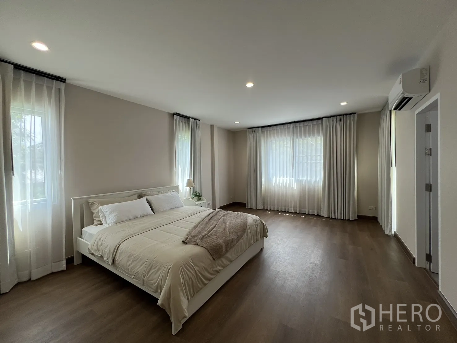 Detached House for rent in Mueang Samut Prakan, Samut Prakan - Master bedroom view toward door and ensuite.