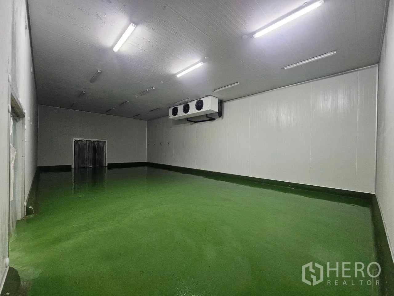 Factory for rent in Mueang Samut Sakhon, Samut Sakhon - Large cold storage chamber with green epoxy floor and ceiling evaporator unit.
