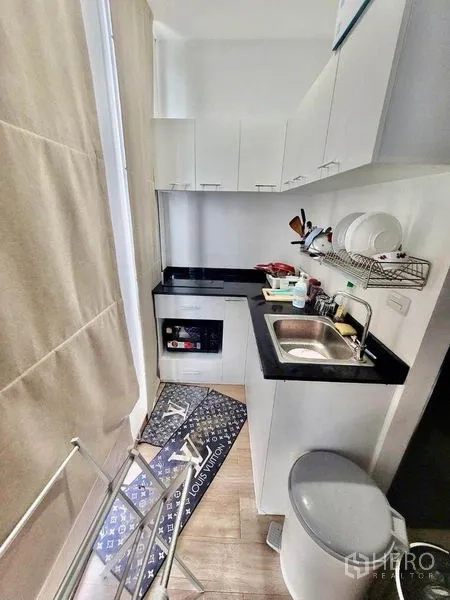 带办公室的家 出售在Wang Thonglang, Bangkok - 紧凑茶水间，白色橱柜、水槽与灶台