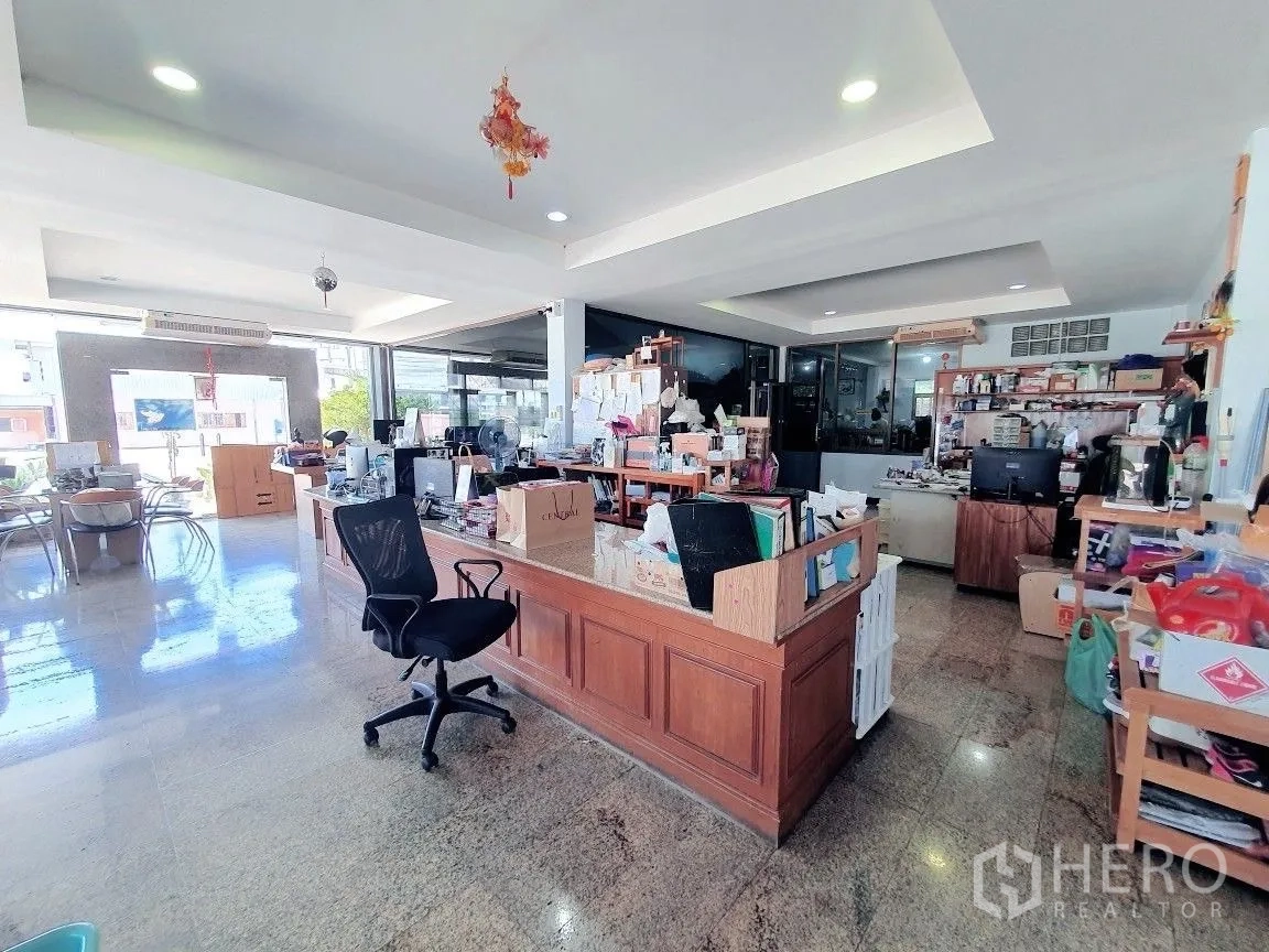 Warehouse for rent in Lam Luk Ka, Pathum Thani - Open-plan office interior with desks, shelves and large windows.