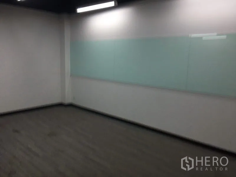 Office Space for rent in Huai Khwang, Bangkok - Small meeting room with wall‑mounted glass whiteboard and overhead lighting.