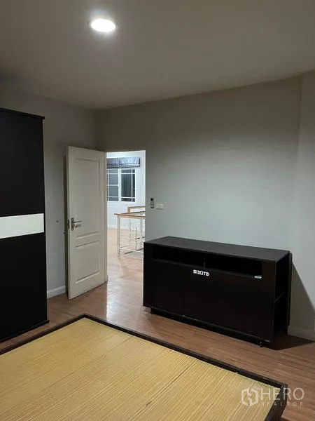 Detached House for rent in Bang Kapi, Bangkok - Cozy multipurpose room with tatami-style platform bed and black storage cabinet.