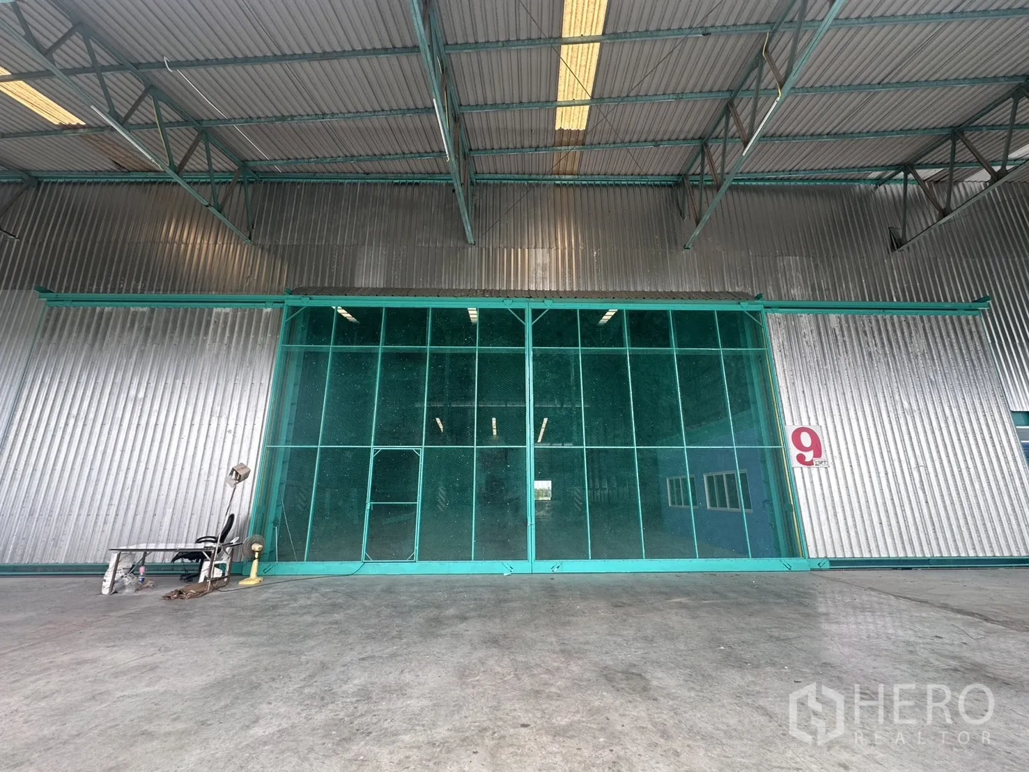 Warehouse for rent in Sai Noi, Nonthaburi - Warehouse exterior with large sliding entrance and covered loading area.