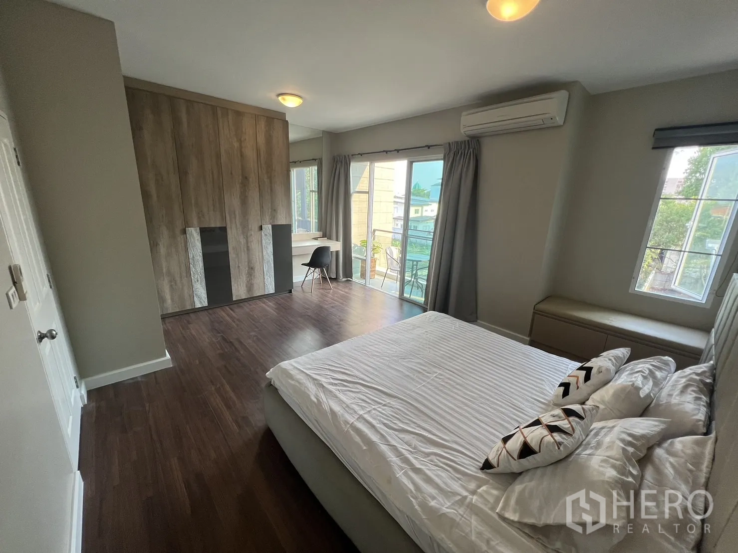 联排别墅 for rent in Suan Luang, Bangkok - 主卧带大衣柜、书桌并可通往阳台。