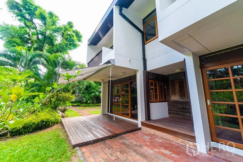 บ้าน ให้เช่าในHuai Khwang, Bangkok - ชานไม้และลานอิฐติดตัวบ้าน มองวิวสวน
