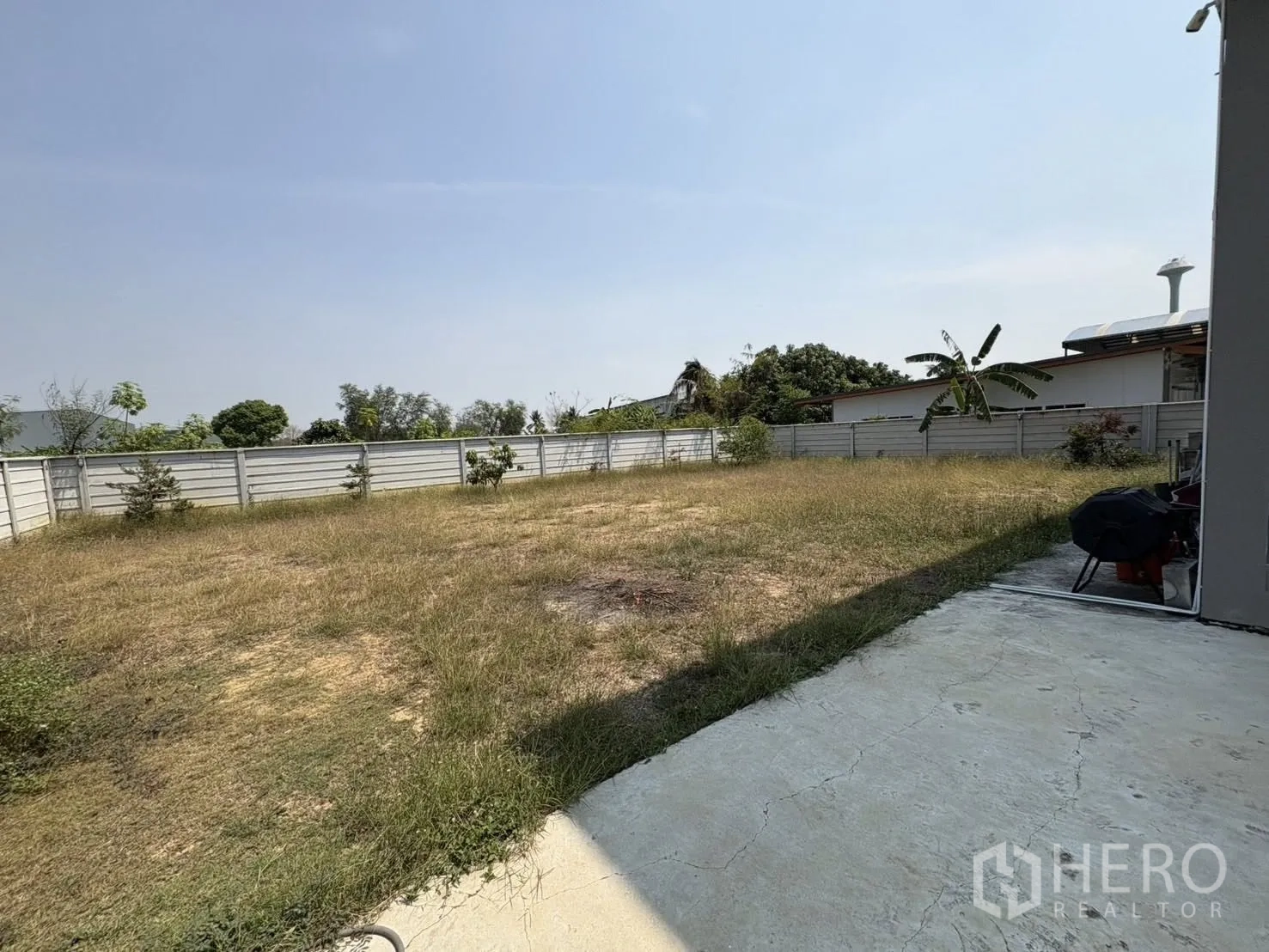 Factory for rent or sale in Bang Len, Nakhon Pathom - Fenced rear lawn offering open yard space next to the factory building.