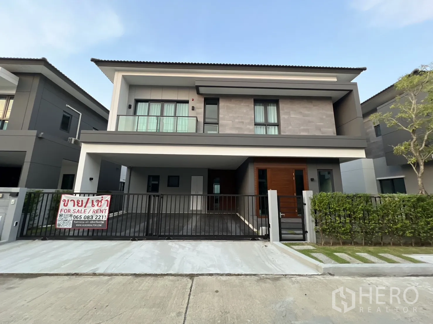 Detached House for rent in Bang Phli, Samut Prakan - Modern two-storey detached house exterior with gated driveway at The City Bangna, Bang Phli.