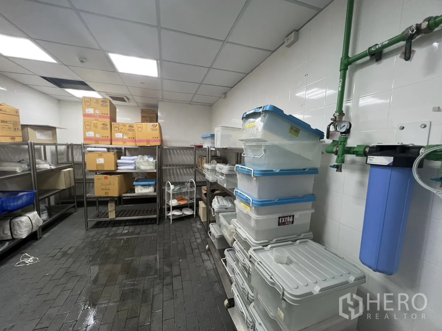 店屋 出租在Bang Rak, Bangkok - 后勤储物间，不锈钢货架与净水过滤装置