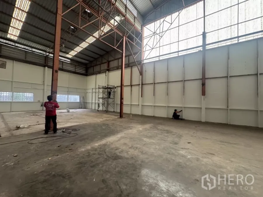 Factory for rent in Pak Kret, Nonthaburi - High‑bay area with tall steel columns and translucent wall panels for a bright, airy workspace.