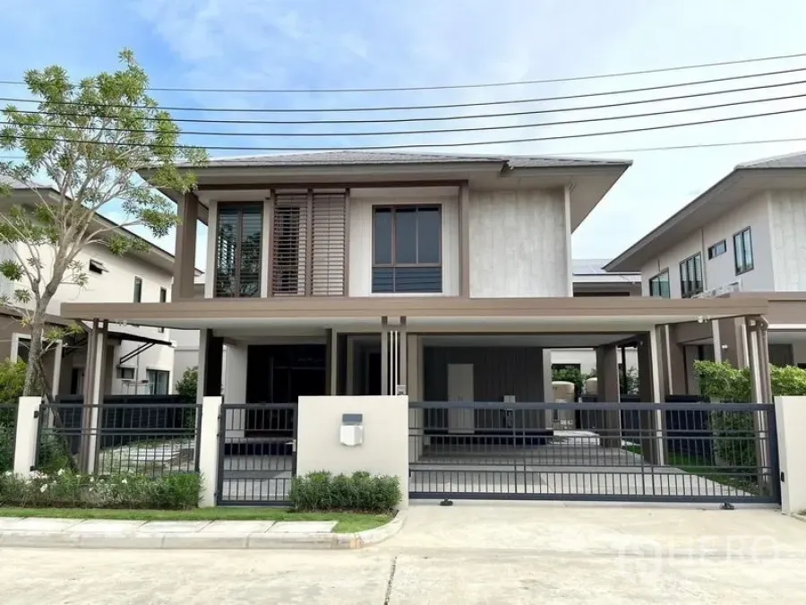 Detached House for sale in Bang Kapi, Bangkok - Modern two-storey detached house with sliding gate, covered double carport and neat landscaping.