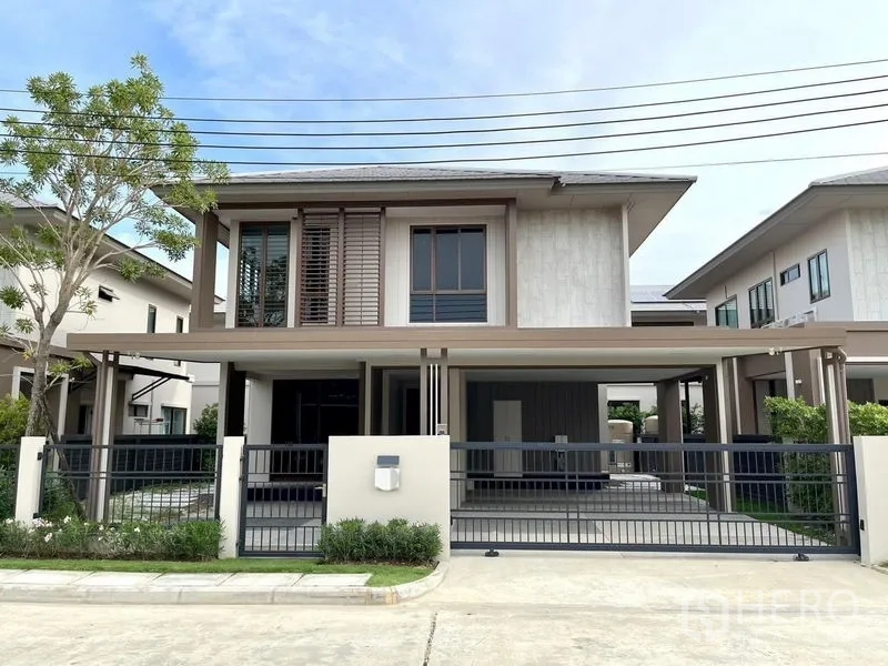 Detached House for sale in Bang Kapi, Bangkok - Modern two-storey detached house with sliding gate, covered double carport and neat landscaping.