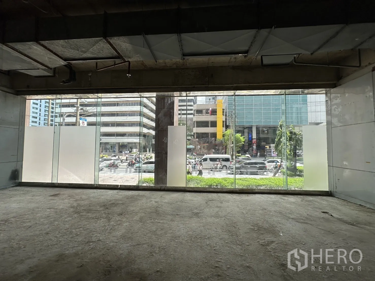 Retail Space for rent in Watthana, Bangkok - Street-facing display windows providing natural light and visibility to passing traffic.