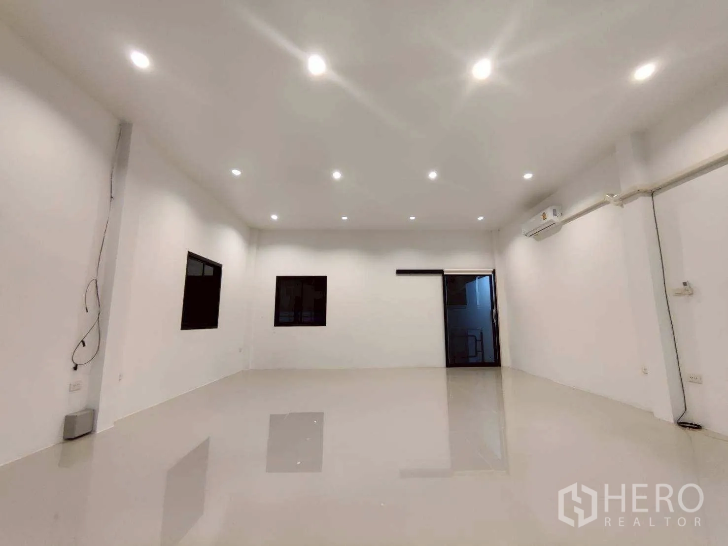 Warehouse for rent in Lam Luk Ka, Pathum Thani - Office room with doorway, windows, and ceiling lights.