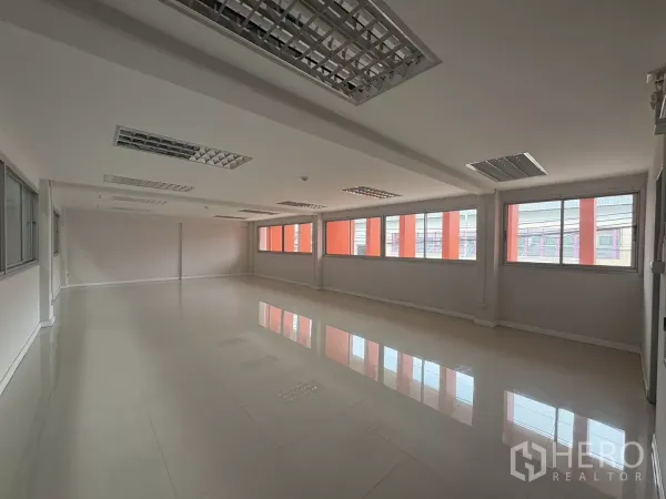 Factory for rent in Bang Phli, Samut Prakan - Open-plan second-floor office with long windows and polished tile flooring.