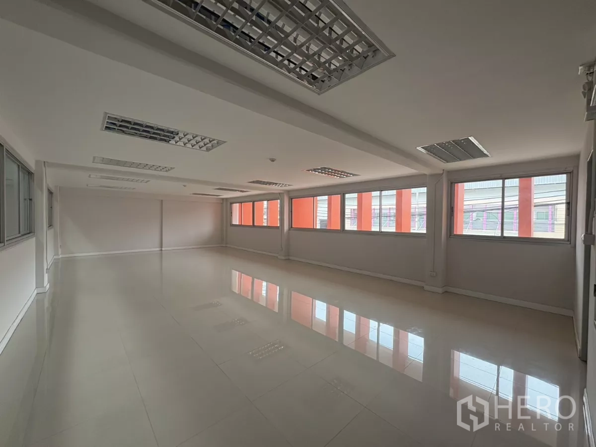 Factory for rent in Bang Phli, Samut Prakan - Open-plan second-floor office with long windows and polished tile flooring.