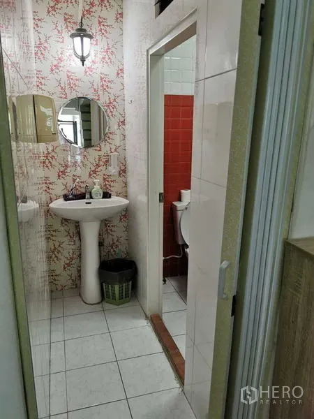 办公空间 出租在Huai Khwang, Bangkok - 卫生间含立柱式洗手盆、圆镜与独立马桶间。
