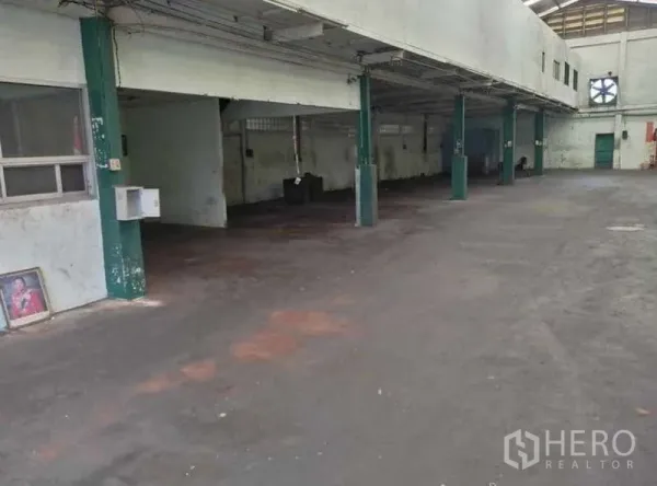 Warehouse for rent in Prawet, Bangkok - Open-plan warehouse interior with high roof, support columns and power points.