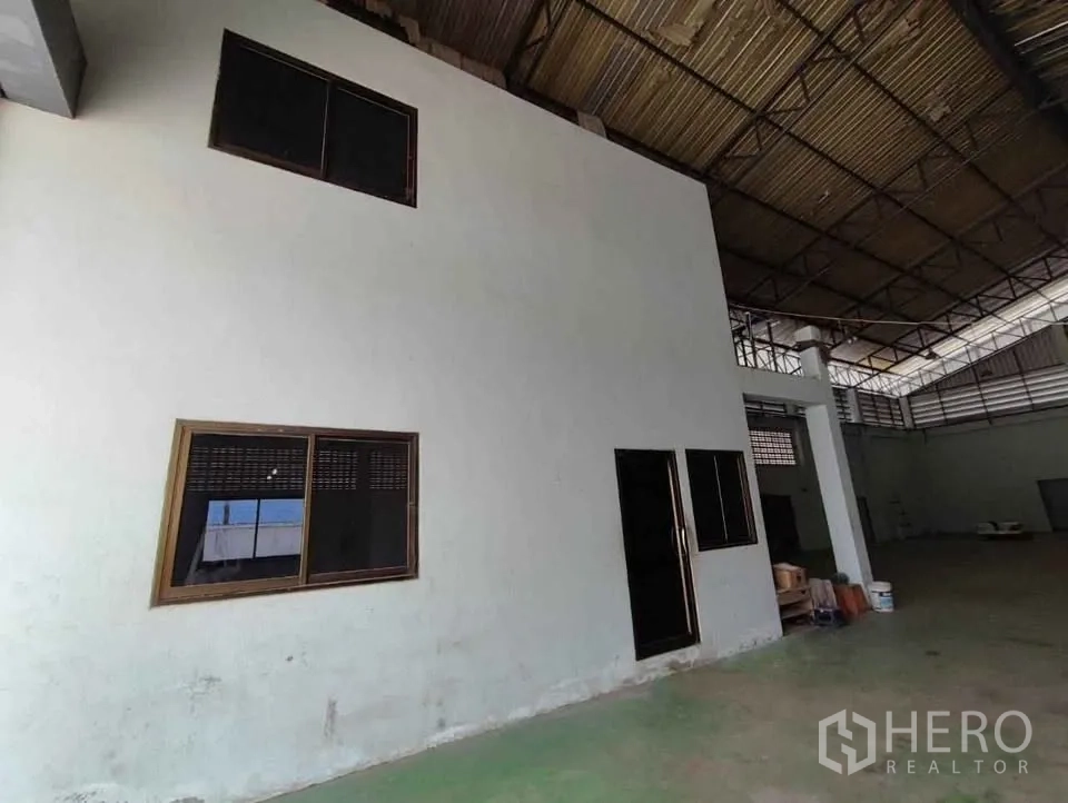 工厂 出租在Mueang Chachoengsao, Chachoengsao - 生产大厅内的办公室墙体与窗户。