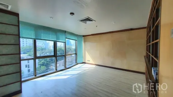 办公空间 出租在Khlong Toei, Bangkok - 明亮的转角办公室，落地窗配百叶，木地板，享城市景观，位于Phrom Phong。