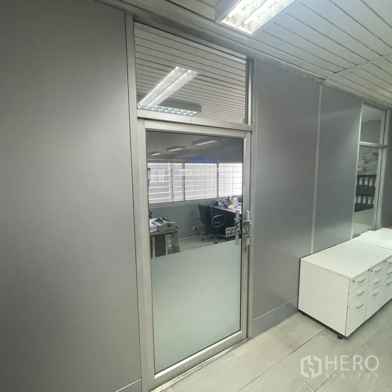Factory for rent in Khlong Toei, Bangkok - Frosted glass door to the conference room within the office wing.