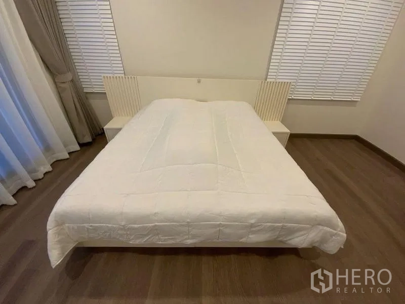 Townhouse for rent in Prawet, Bangkok - Primary bedroom with bed, floor-to-ceiling curtains and blinds.