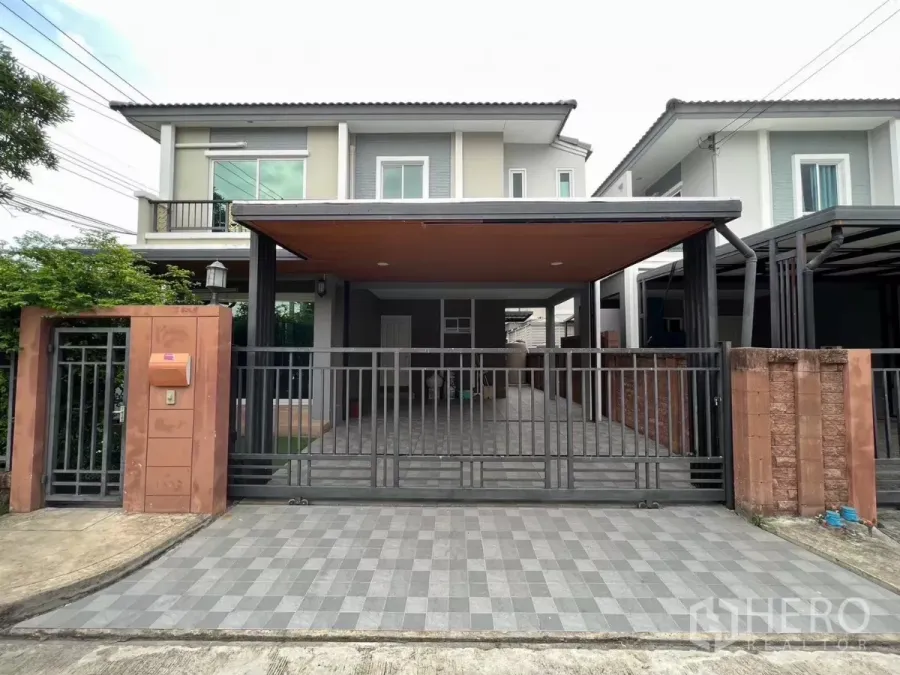 Detached House for rent in Suan Luang, Bangkok - Modern two-storey detached house with gated entrance and a covered carport in Suan Luang, Bangkok